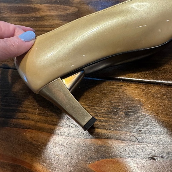 STUART WEITZMAN~pearly gold patent leather~MID-HEEL SHINY GOLD PUMP SHOES 7.5N - Picture 2 of 11